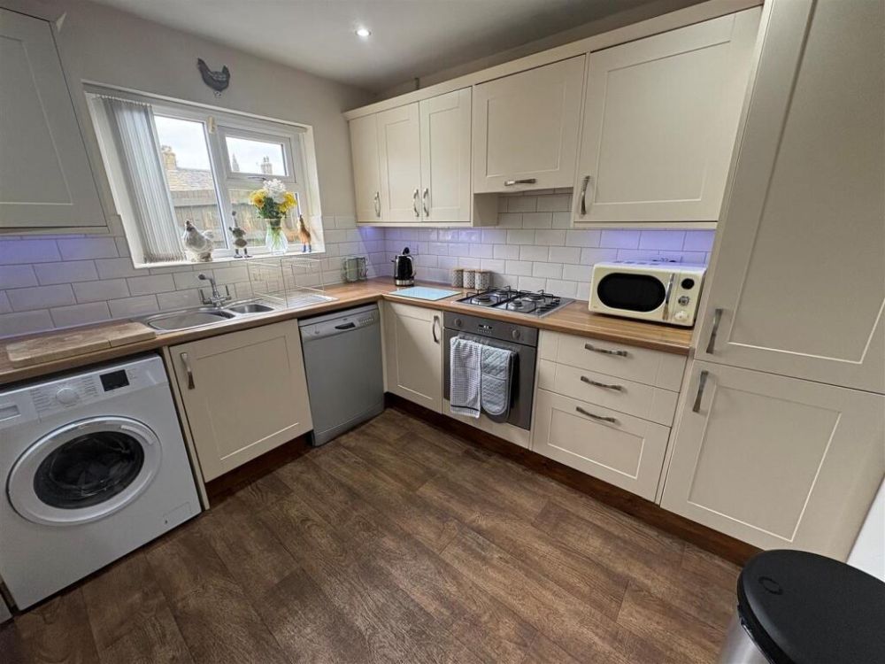 4, Elliot Court Queensbury, Bradford, BD13 2EG