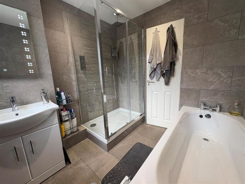 4, Elliot Court Queensbury, Bradford, BD13 2EG