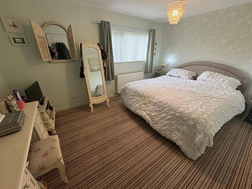 4, Elliot Court Queensbury, Bradford, BD13 2EG