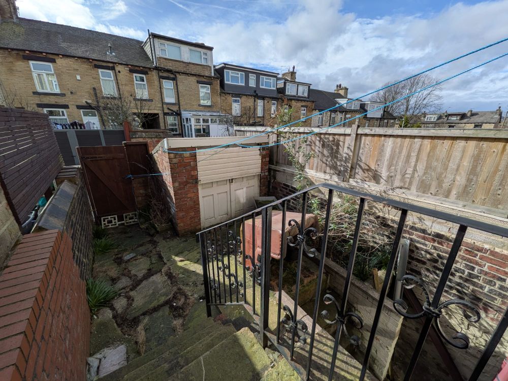 42, Binnie Street Bradford, BD3 9DA