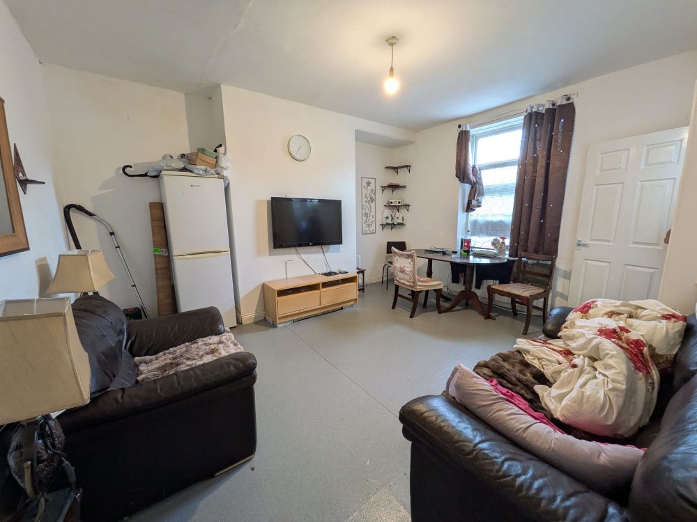 210, Southfield Lane Bradford, BD7 3NQ