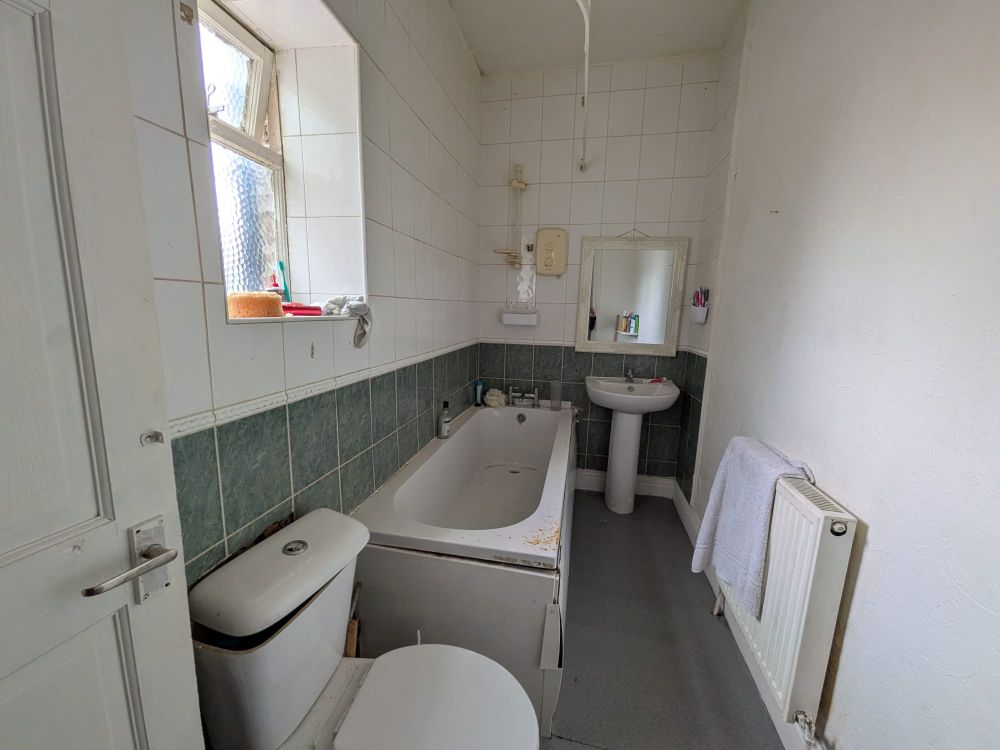 210, Southfield Lane Bradford, BD7 3NQ