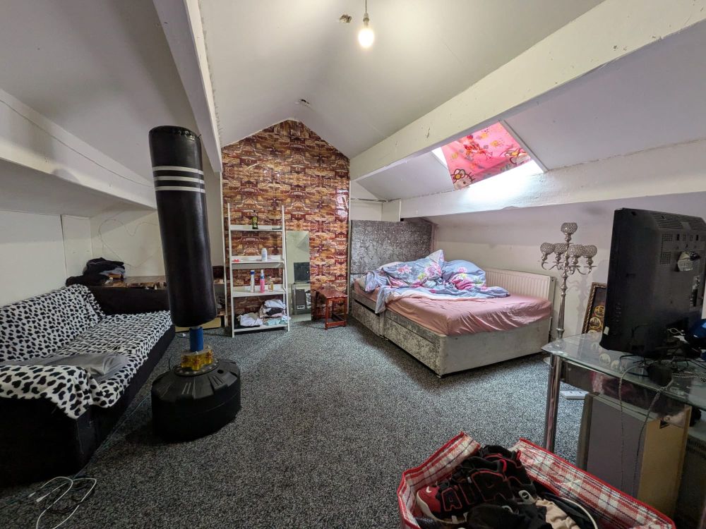 210, Southfield Lane Bradford, BD7 3NQ