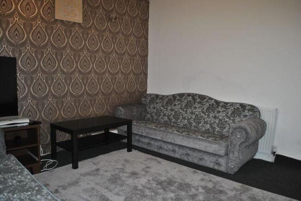 33 Daisy Hill Back Lane Bradford, BD9 6DJ