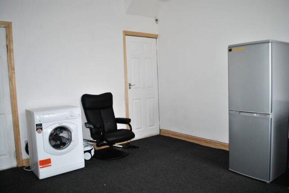 33 Daisy Hill Back Lane Bradford, BD9 6DJ