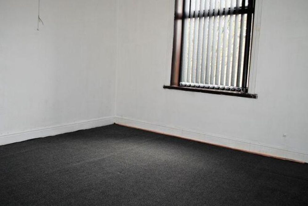 33 Daisy Hill Back Lane Bradford, BD9 6DJ