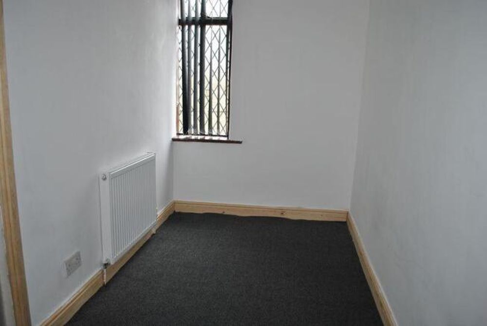 33 Daisy Hill Back Lane Bradford, BD9 6DJ