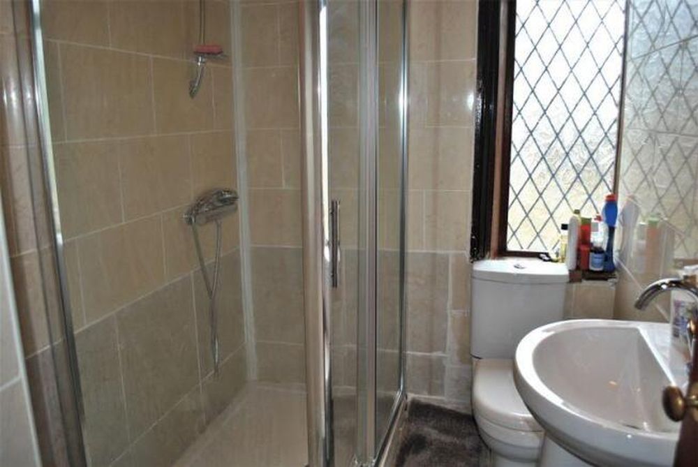 33 Daisy Hill Back Lane Bradford, BD9 6DJ