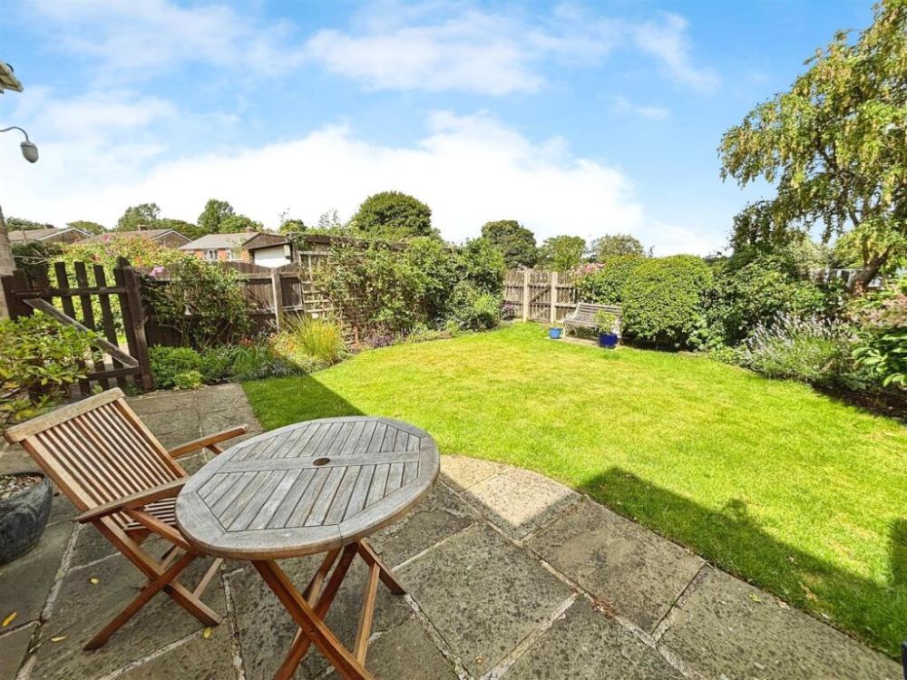 29, St. Abbs Drive Bradford, BD6 1EJ