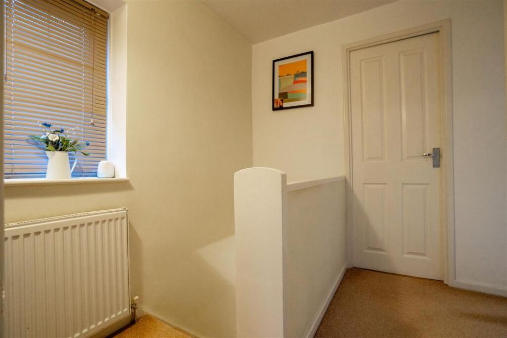 74, Woodedge Avenue Huddersfield, HD5 9UX