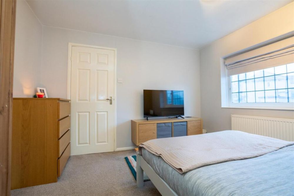 74, Woodedge Avenue Huddersfield, HD5 9UX