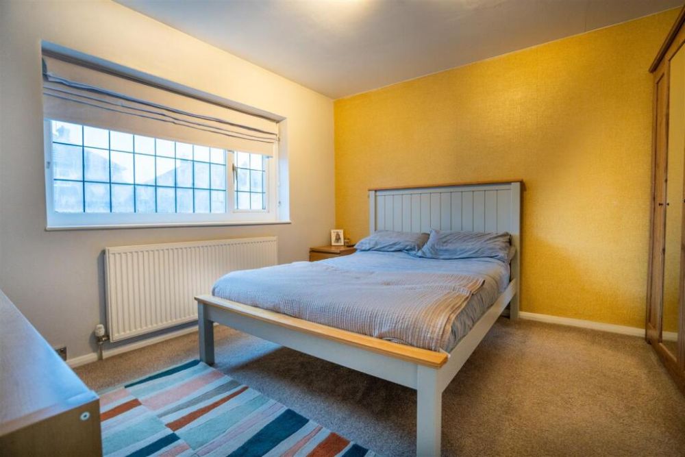 74, Woodedge Avenue Huddersfield, HD5 9UX