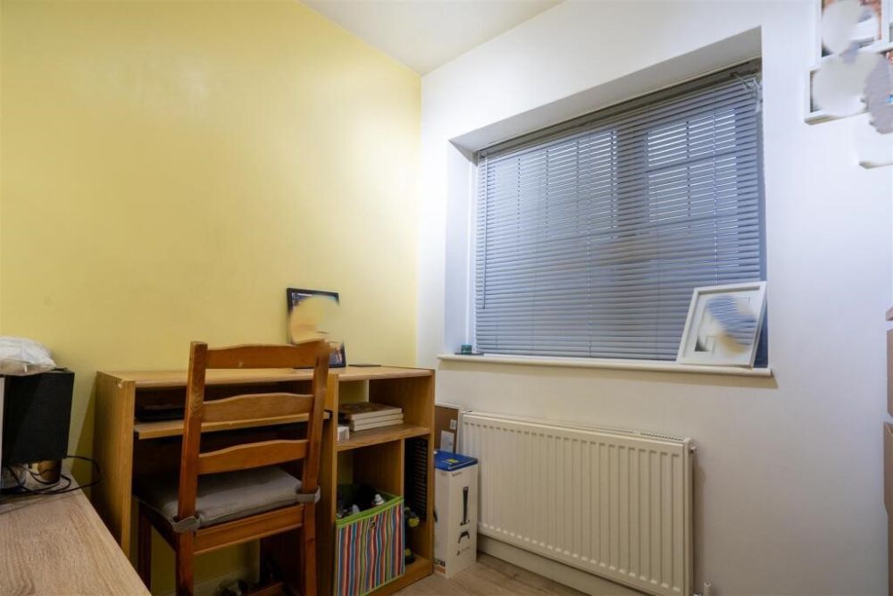 74, Woodedge Avenue Huddersfield, HD5 9UX