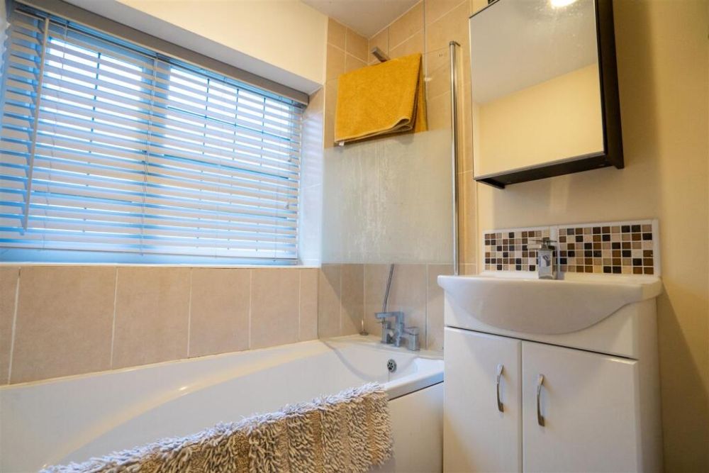 74, Woodedge Avenue Huddersfield, HD5 9UX