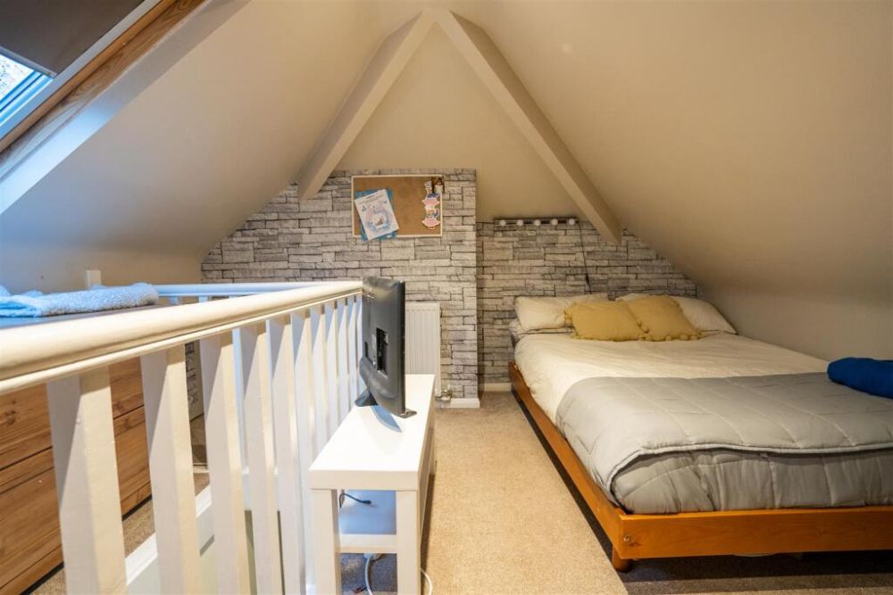 74, Woodedge Avenue Huddersfield, HD5 9UX