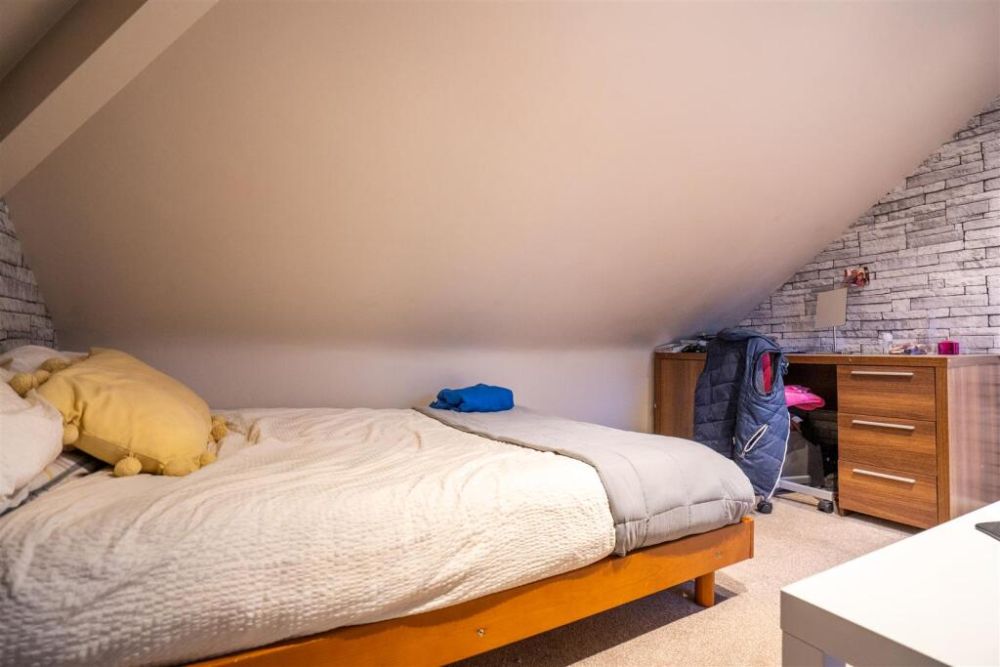 74, Woodedge Avenue Huddersfield, HD5 9UX