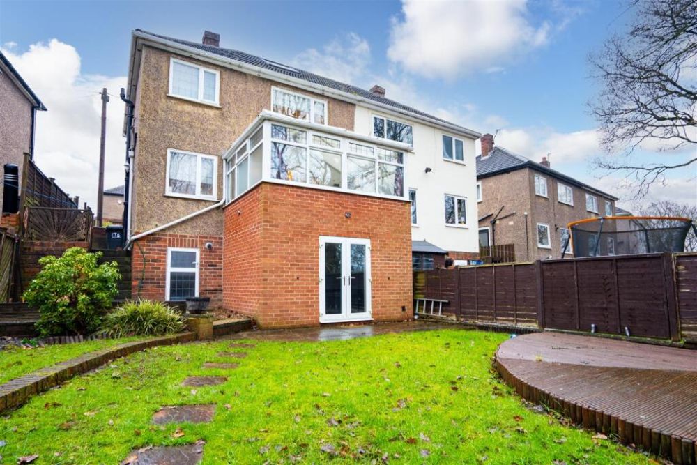 74, Woodedge Avenue Huddersfield, HD5 9UX