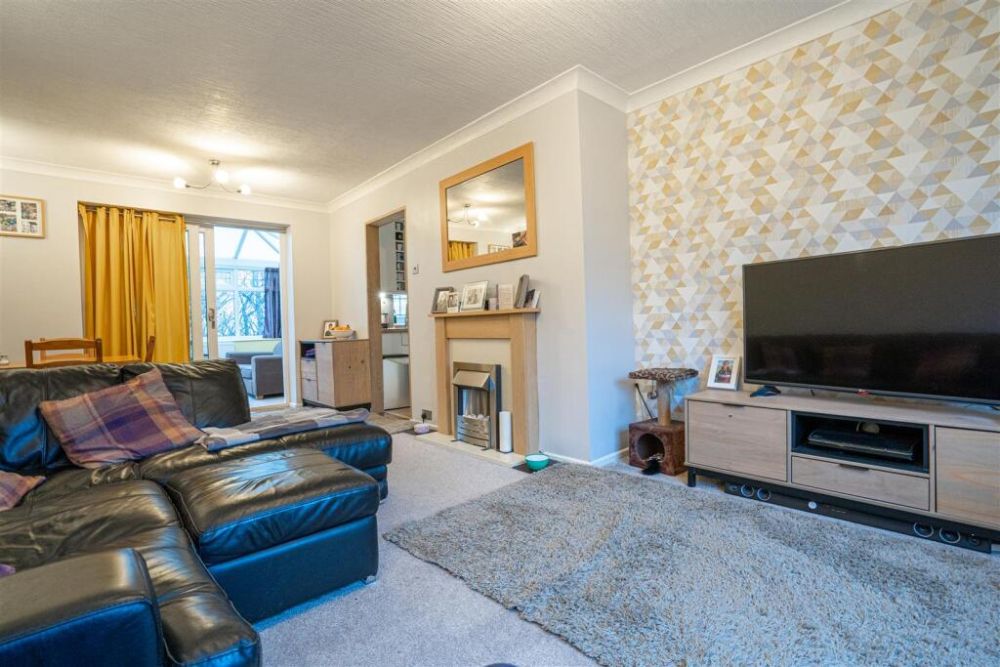 74, Woodedge Avenue Huddersfield, HD5 9UX