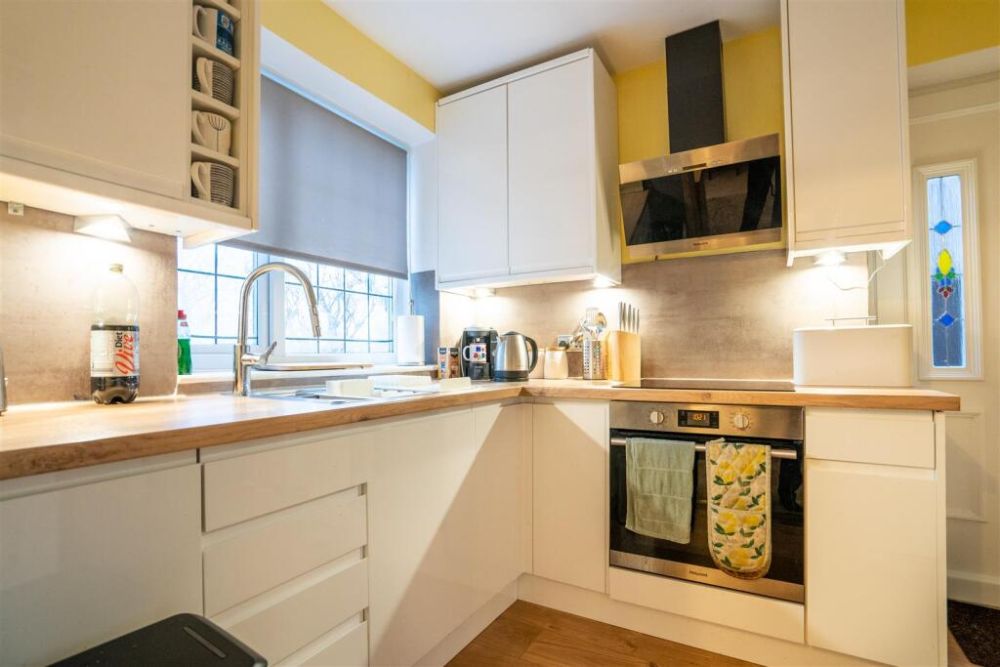 74, Woodedge Avenue Huddersfield, HD5 9UX