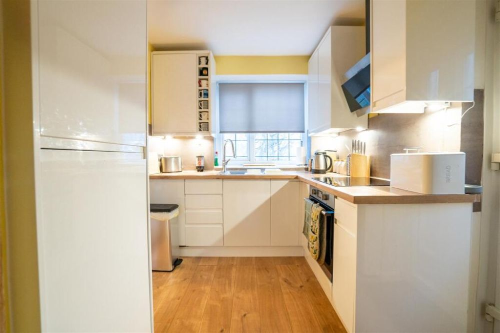 74, Woodedge Avenue Huddersfield, HD5 9UX