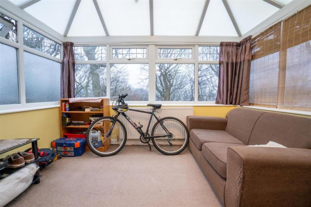 74, Woodedge Avenue Huddersfield, HD5 9UX