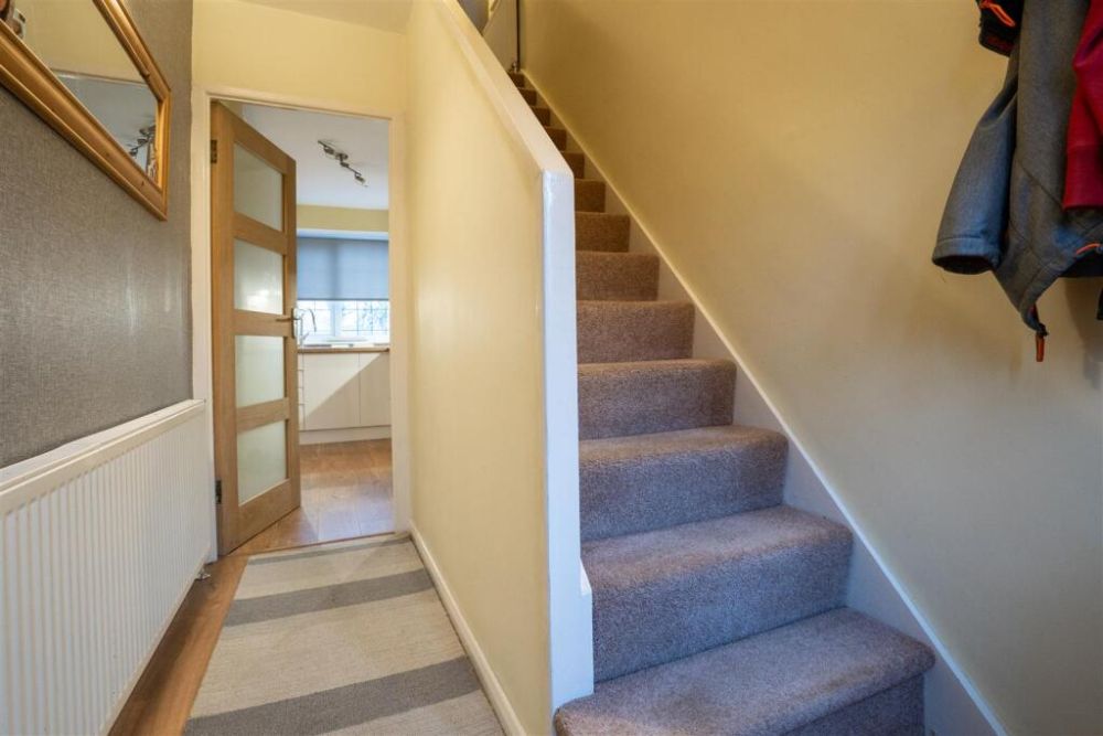 74, Woodedge Avenue Huddersfield, HD5 9UX